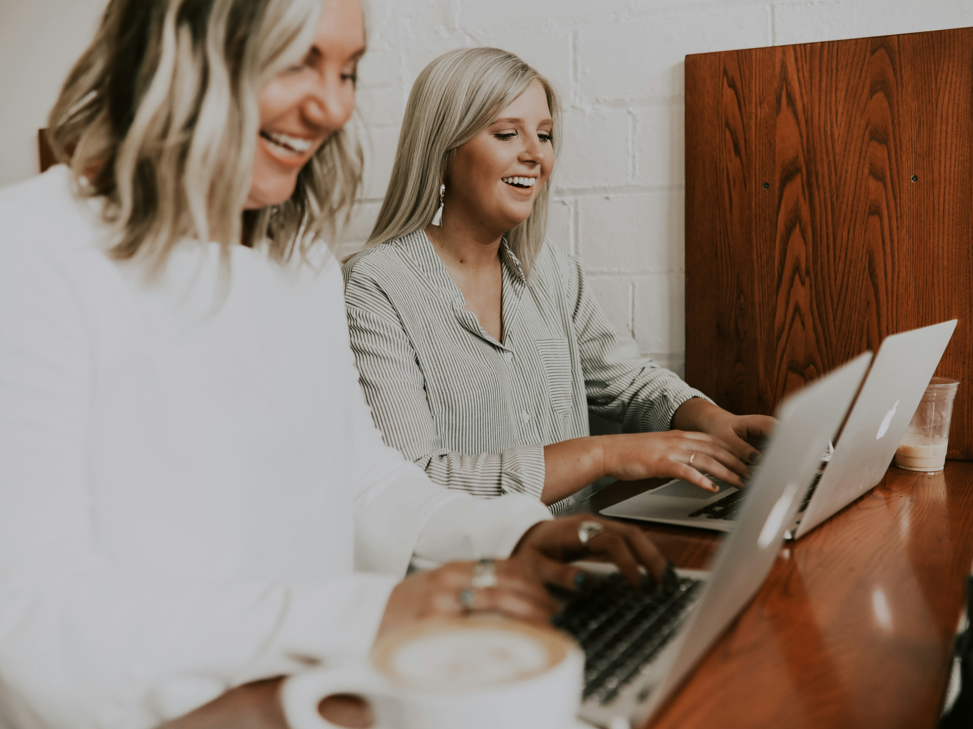 Two women working on laptops: thyssenkrupp